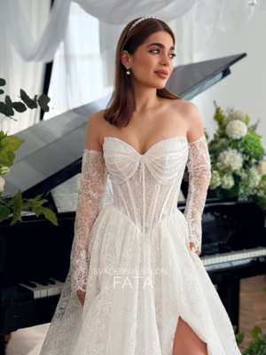 Кружево и разрез вдоль ножки