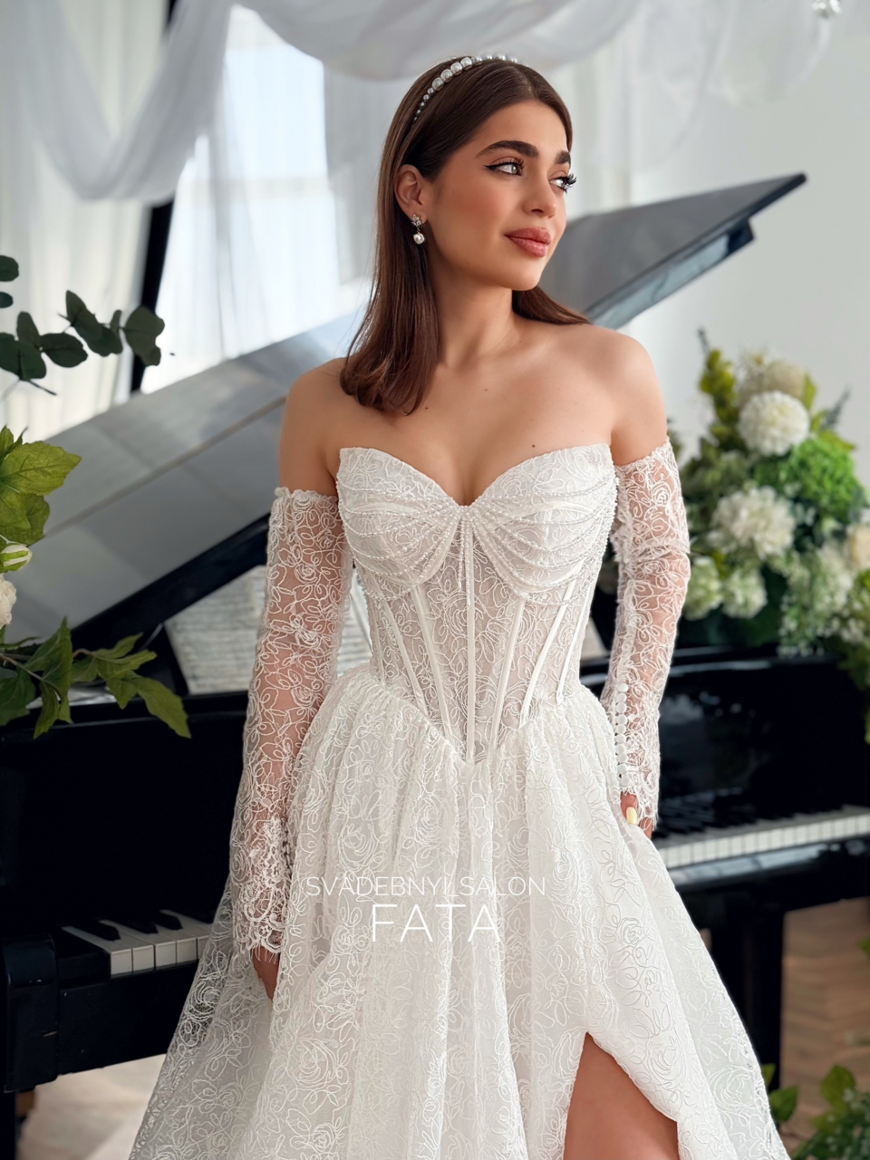 Кружево и разрез вдоль ножки