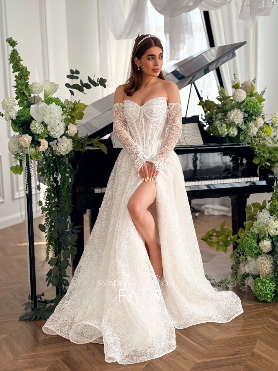 Кружево и разрез вдоль ножки