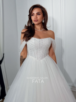 Блеск и ниспадающие плечики. София фатин