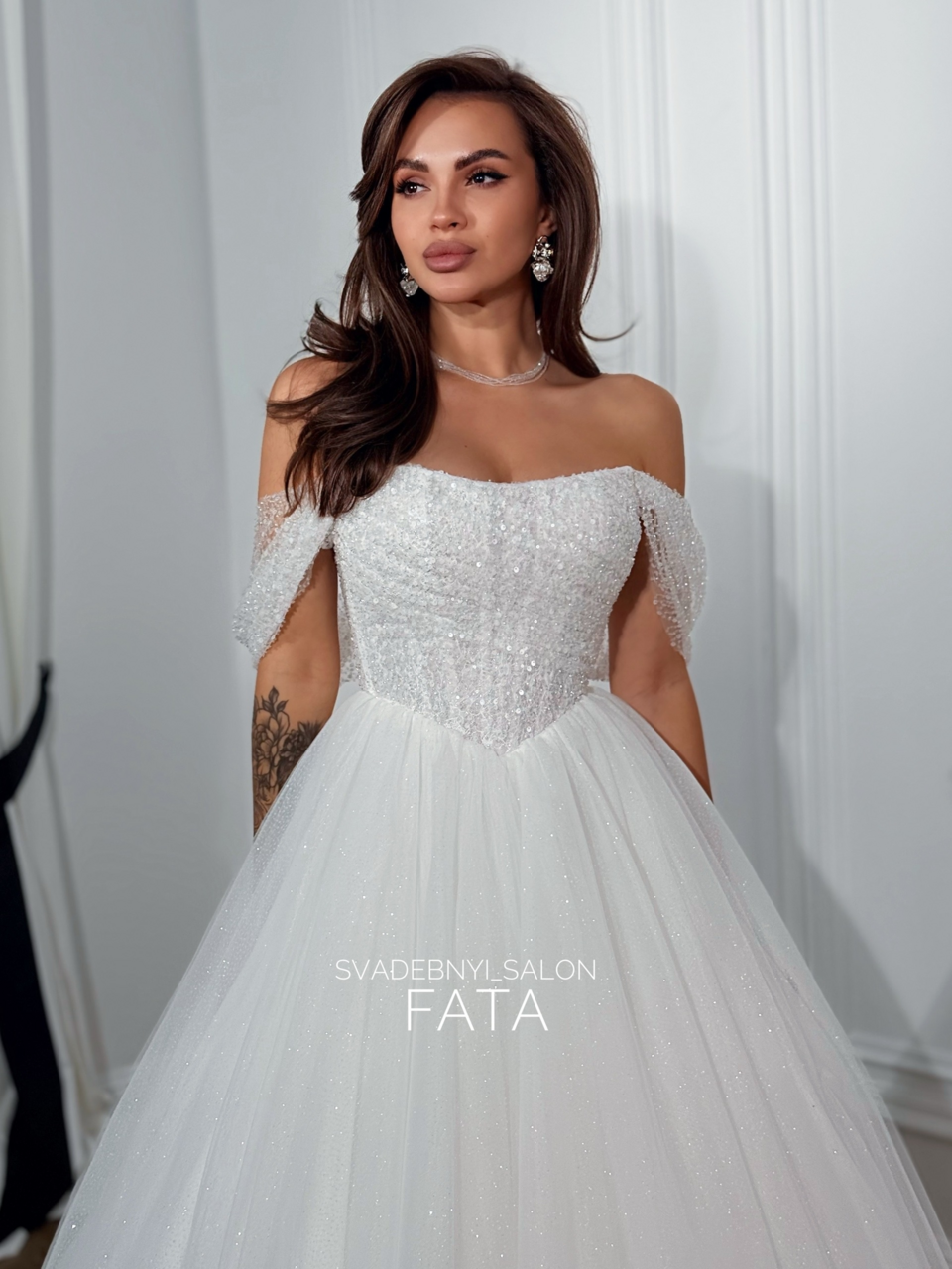 Блеск и ниспадающие плечики. София фатин