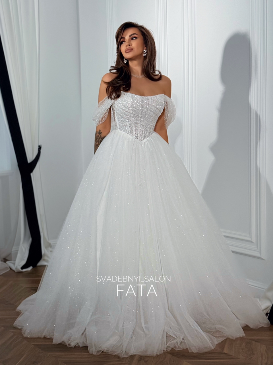 Блеск и ниспадающие плечики. София фатин