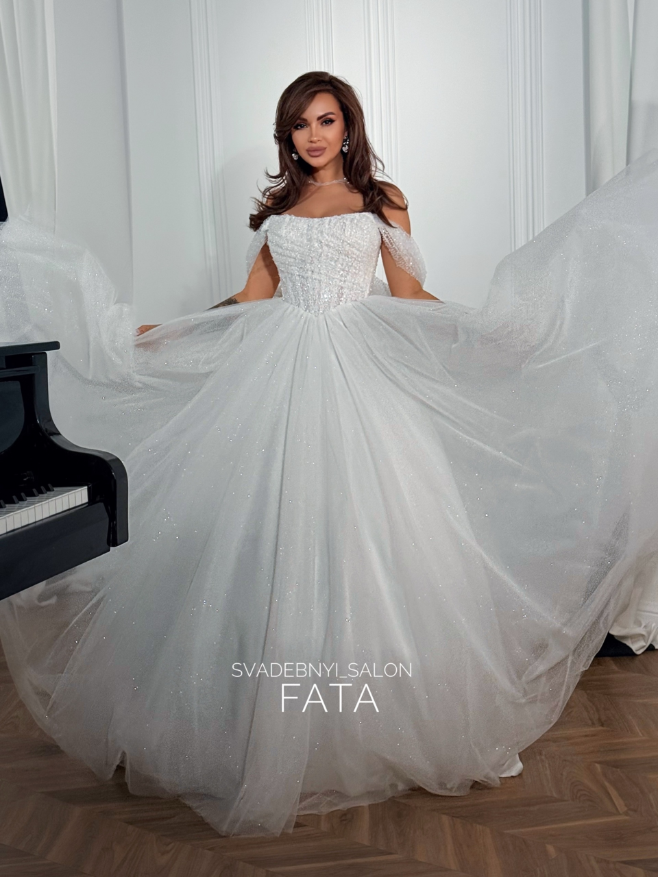 Блеск и ниспадающие плечики. София фатин