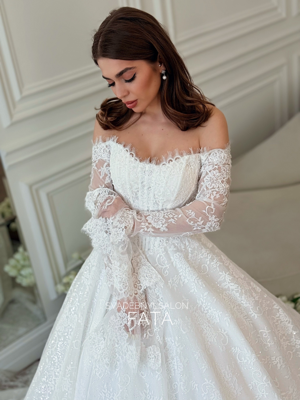 Кружево со шлейфом